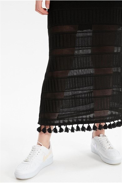 Siyah Uzun Etekleri Püsküllü Triko Elbise